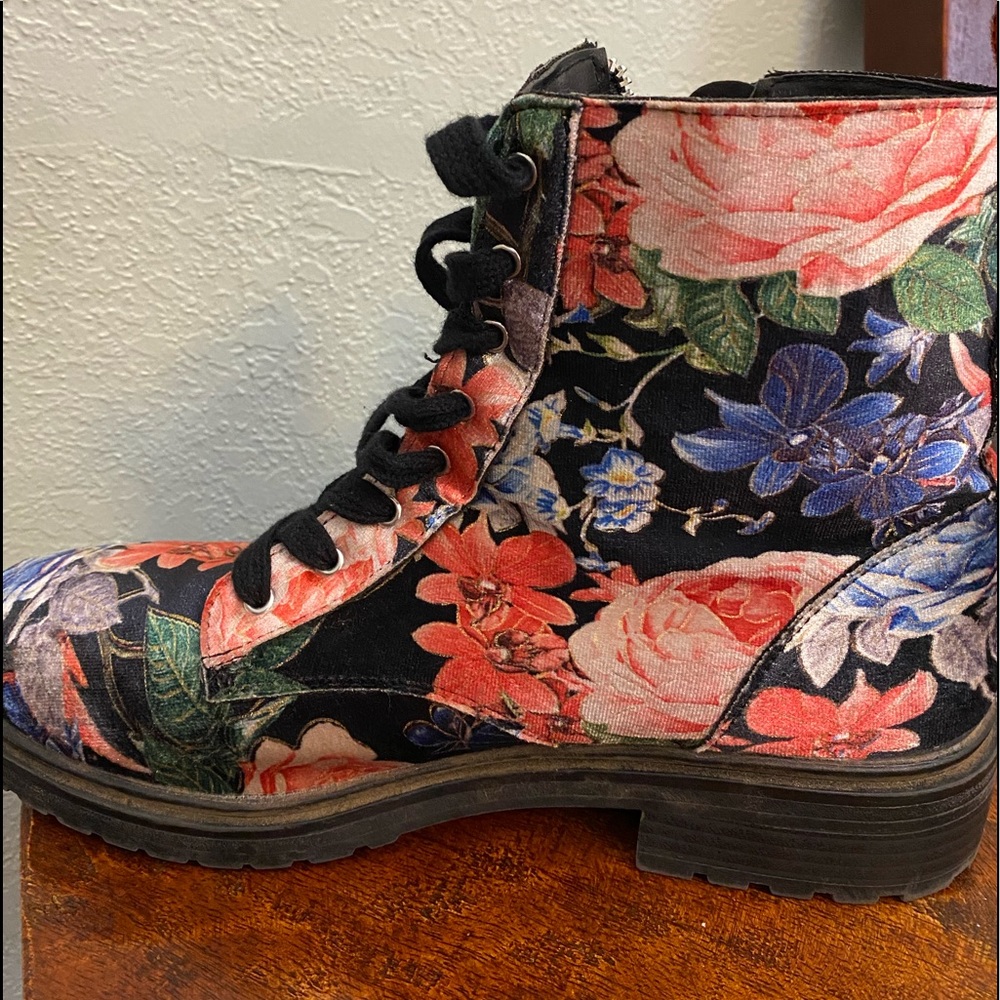 Velveteen rose combat style boots women’s size 9